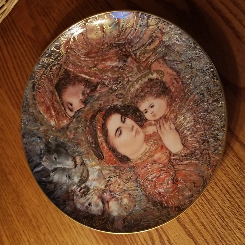 Christmas Edna Hibel "The Nativity" Plate 10 1/4", like new